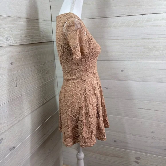 Forever 21 Floral Lace Dress M (jrs.) FREE SHIP - Picture 2 of 4